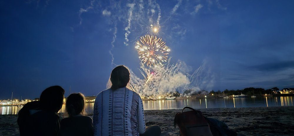 Feu d'artifice vu depuis la plage