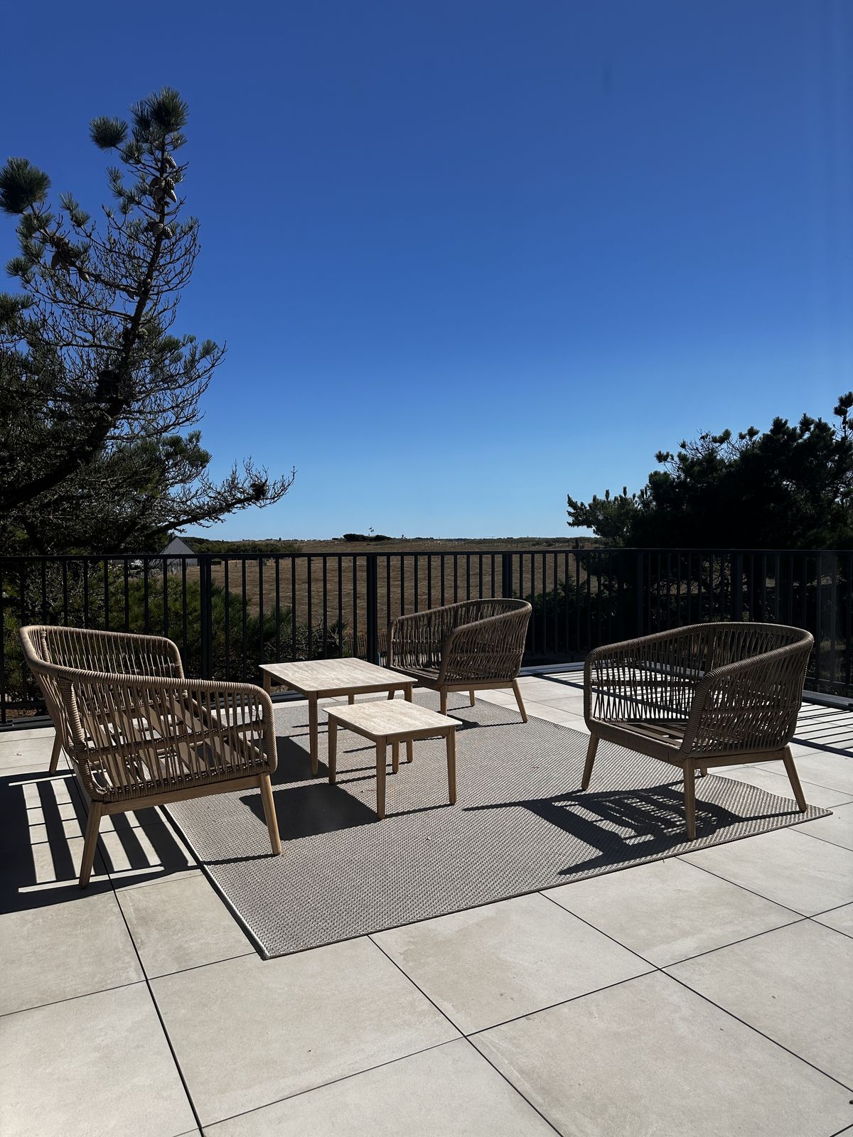 Terrasse à l'étage avec mobilier extérieur